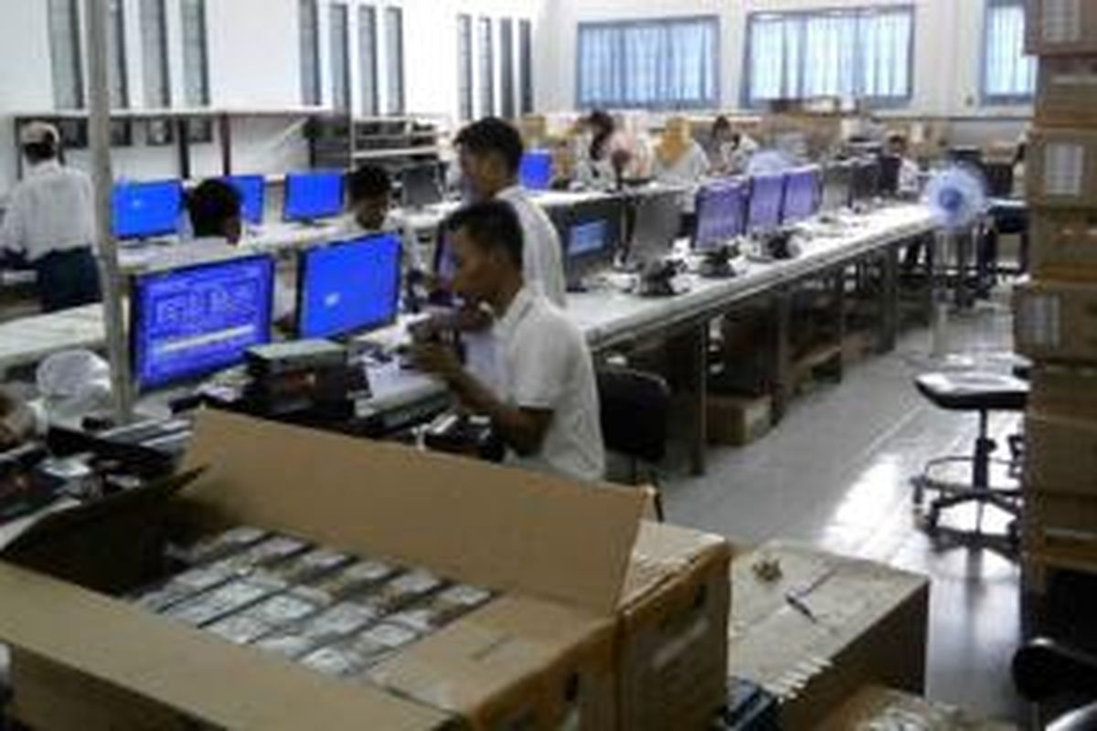 Suasana perakitan perangkat elektronik di PT Tridharma Kencana, Serang, Banten.