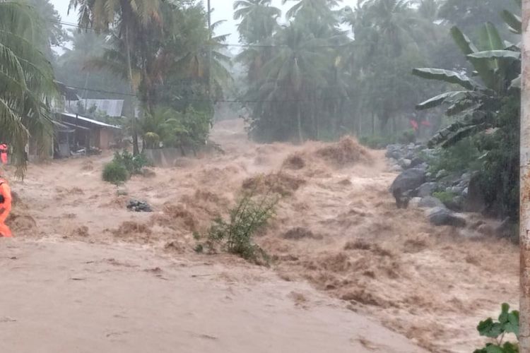 Banjir Bandang Kembali Terjang Padang, Warga Naik ke Loteng Selamatkan Diri