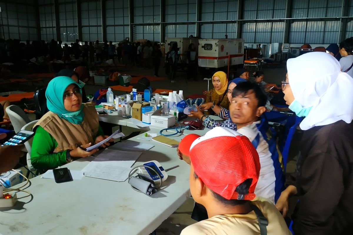 Beberapa orang korban banjir datang ke posko pengungsian banjir di Gudang Logistik BNPB, Pondok Gede Permai, Jatiasih, Kota Bekasi, Jumat (3/1/2020) untuk berobat.