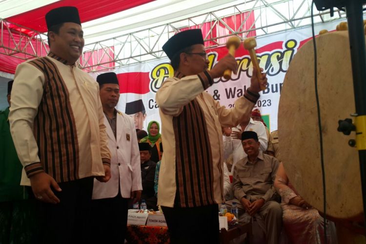 Pasangan calon bupati dan wakil bupati yang diusung koalisi Gerindra, PKS, dan PPP Kabupaten Madiun, Mas Rio dan Pak Su menabuh bedug sebagai tanda deklarasi maju dan siap mendaftar di KPU Kabupaten Madiun, Rabu (10/1/2018) siang.