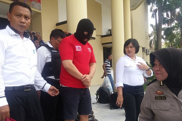 IKM (merah) ditahan di Mapolrestabes Surabaya