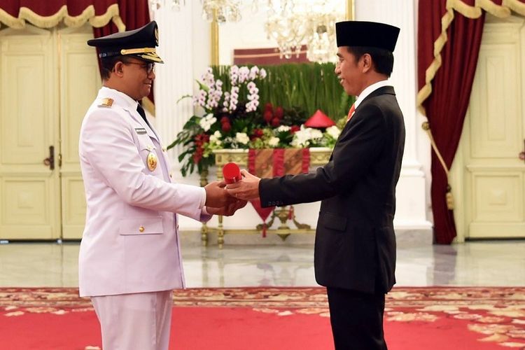 Presiden Joko Widodo dan Gubernur DKI Jakarta Anies Baswedan di acara pelantikan Anies sebagai Gubernur ke-19 DKI Jakarta, Senin (16/10/2017)