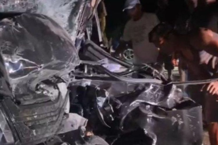Iring-iringan mobil protokoler Gubernur Riau kecelakaan saat melewati Jalan lintas Dayun Perawang, Kabupaten Siak.