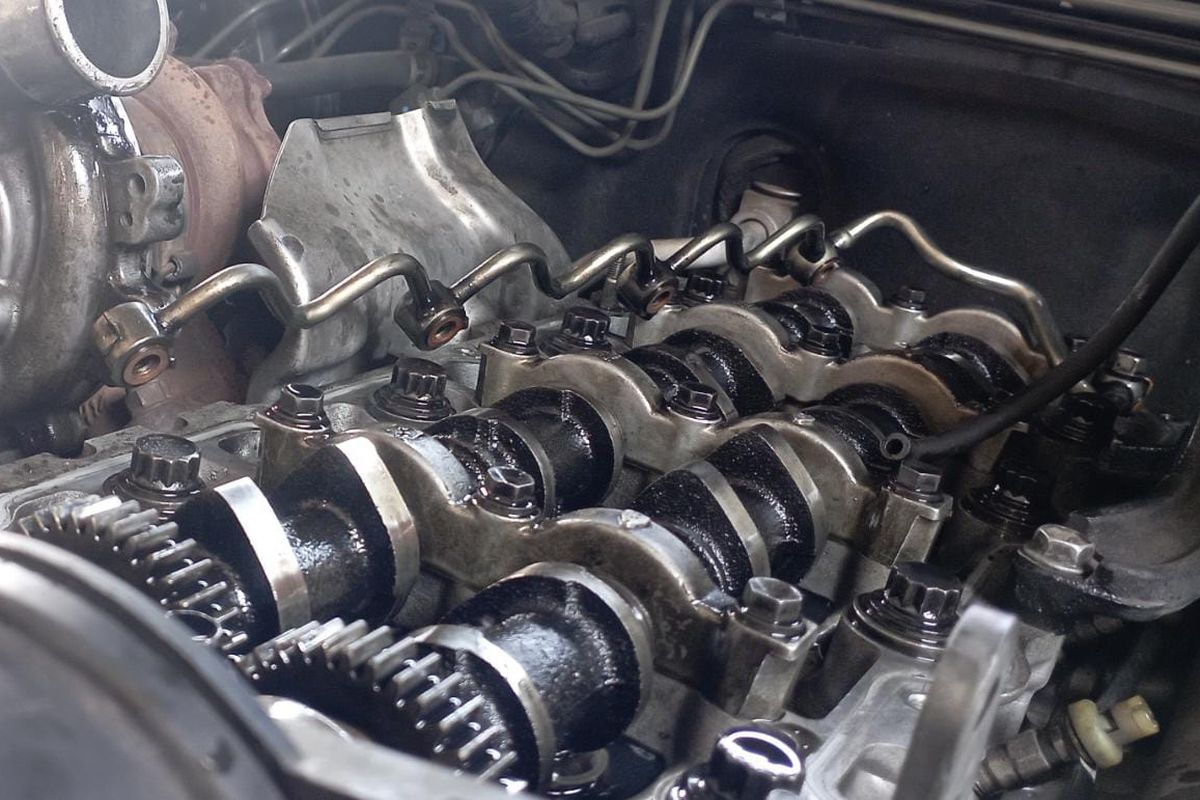 Poros Cam digerakkan oleh timing belt pada mesin diesel