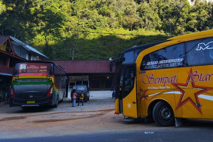 Sempati Star, salah satu bus yang melayani rute Jakarta-Medan. 