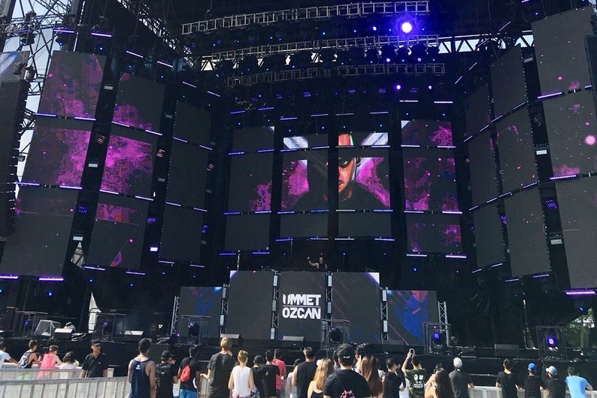 DJ Belanda berdarah Turki Ummet Ozcan menampilkan musiknya di festival musik Ultra Singapore 2018, Sabtu (16/6/2018). Ozcan terkenal di Indonesia dengan remixnya Om Telolet Om.