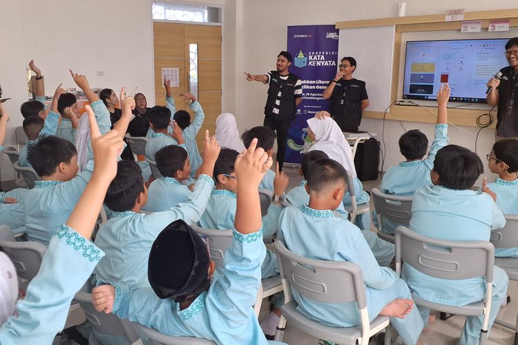 Para siswa SDI Pembangunan, Pamulang, antusias mengikuti sesi tentang STEM yang disampaikan oleh tim Jagat Literasi Kompas.com, Jumat (29/8/2025).