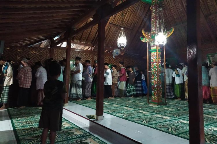 Umat Islam pengikut Aboge bersalaman sesuau shalat Idul Adha di Masjid Saka Tunggal, Desa Cikakak, Kecamatan Wangon, Kabupaten Banyumas, Jawa Tengah, Selasa (13/8/2019).