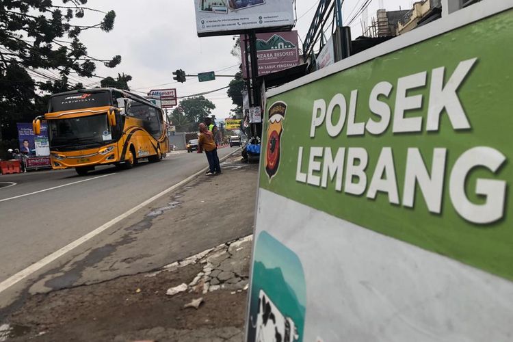 Kendaraan wisatawan terpantau ramai bergerak meninggalkan kawasan wisata Lembang, Kabupaten Bandung Barat (KBB) Jawa Barat, Senin (1/1/2024) siang.