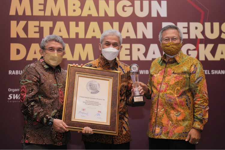 Direktur Manajemen Risiko BRI Agus Sudiarto menerima penghargaan CGPI. 