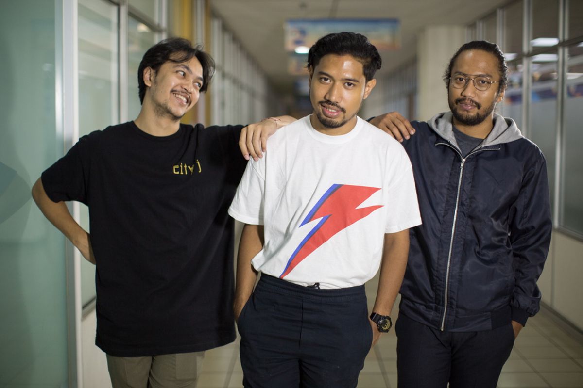 Grup band Elephant Kind dalam sesi foto seusai sesi wawancara di Kompas.com, Palmerah, Jakarta, Rabu (27/9/2017). Grup band yang diawaki oleh Bam Masro (vokal/gitar), Dewa Pratama (gitar/synthesizer), Bayu Adisapoetra (drum) dan Kevin Septanto (bas) dijadwalkan akan mengisi gelaran Synchronize Fest pada 6,7,8 Oktober mendatang.