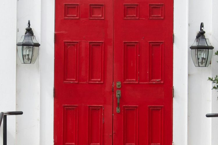 Ilustrasi pintu depan rumah berwarna merah.
