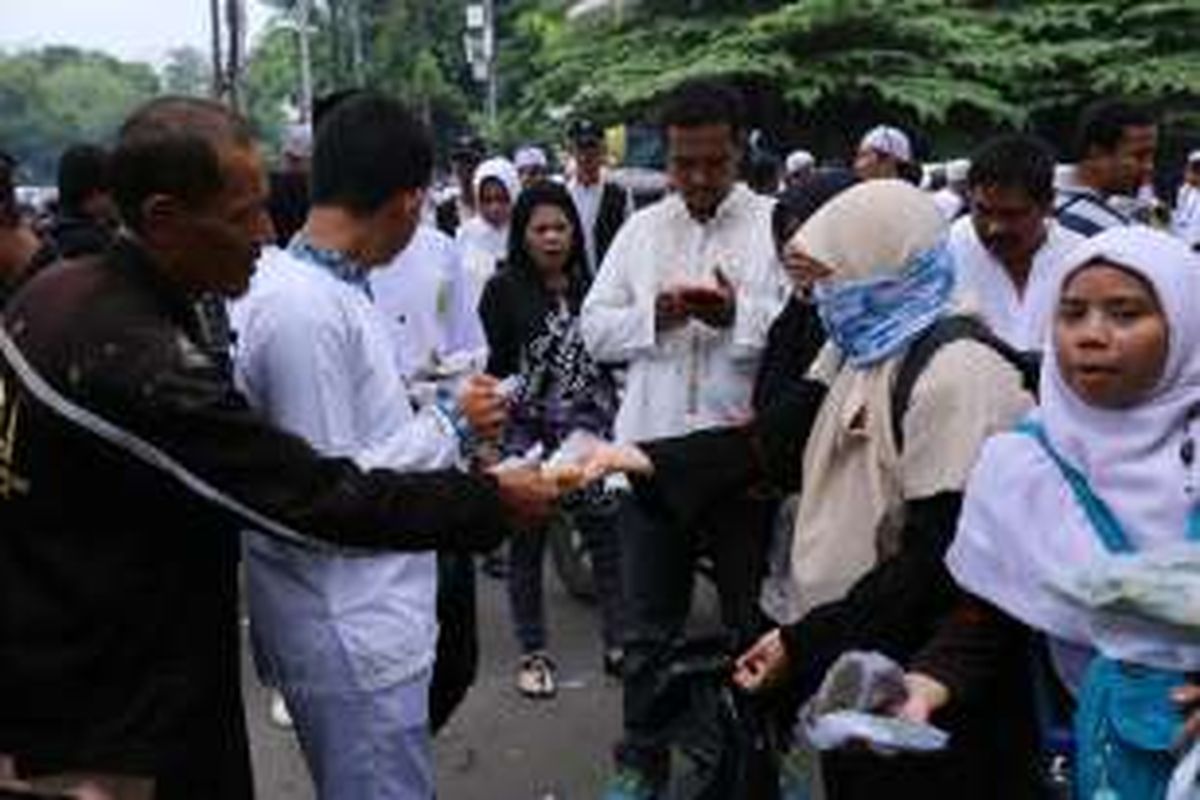 Sejumlah pengunjuk rasa memberikan makanan gratis di kawasan Masjid Istiqlal, Jakarta Pusat, Jumat (4/11/2016). Para pengunjuk rasa menuntut Polri untuk menegakkan hukum dan memproses Basuki Tjahaja Purnama atau Ahok terkait pernyataannya yang dinilai menyinggung umat muslim di Indonesia.