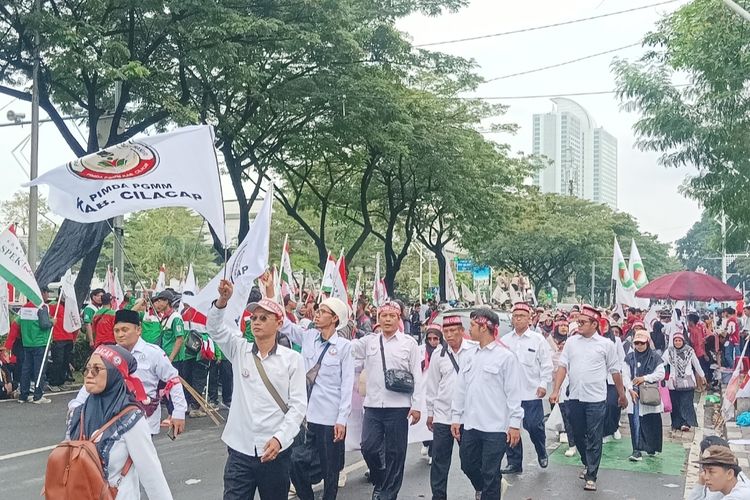 Guru Madrasah Demo di Depan DPR, Tuntut Perubahan UU ASN