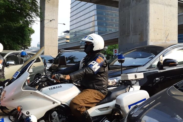 Rombongan mobil personel EXO, Kai, Chen, Suho terjebak kemacetan di bawah JLNT Casablanca. Mereka terjebak macet saat menuju Mal Kota Kasablanka dari Hotel Westin, Jakarta Selatan, Minggu (26/5/2019).