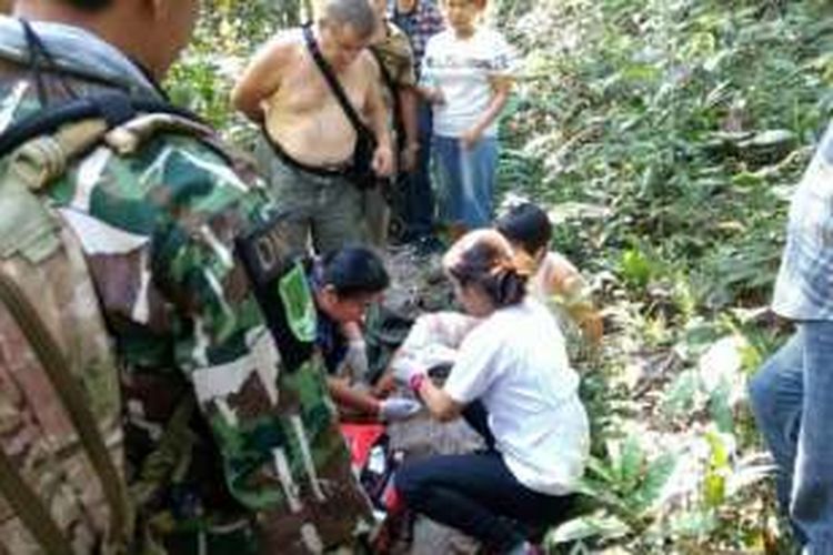 Tim penyelamat sedang membalut luka seorang turis usai digigit seekor buaya di sebuah taman nasional di Thailand.