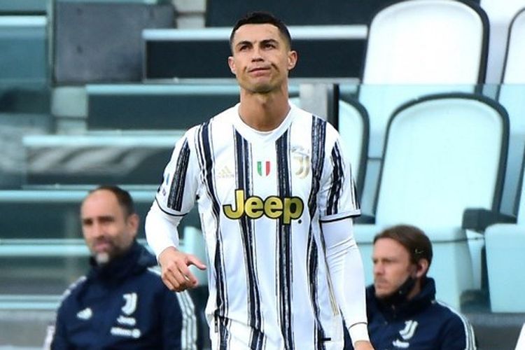 Cristiano Ronaldo menunjukkan ekspresi kecewa saat tampil dalam laga Juventus vs Inter Milan di Allianz Stadium, 15 Mei 2021. Terkini, dokumen rahasia Ronaldo disebut bisa memberatkan Juventus yang sudah dikenai sanksi pengurangan 15 poin karena kasus transfer dan rekayasa pembukuan finansial.