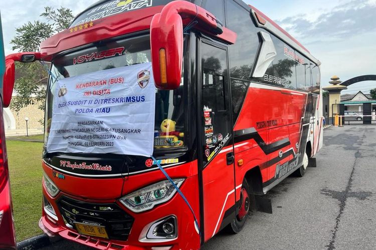 Barang bukti bus hasil TPPU yang disita Ditreskrimsus Polda Riau dalam kasus investasi bodong, Sabtu (10/6/2023).