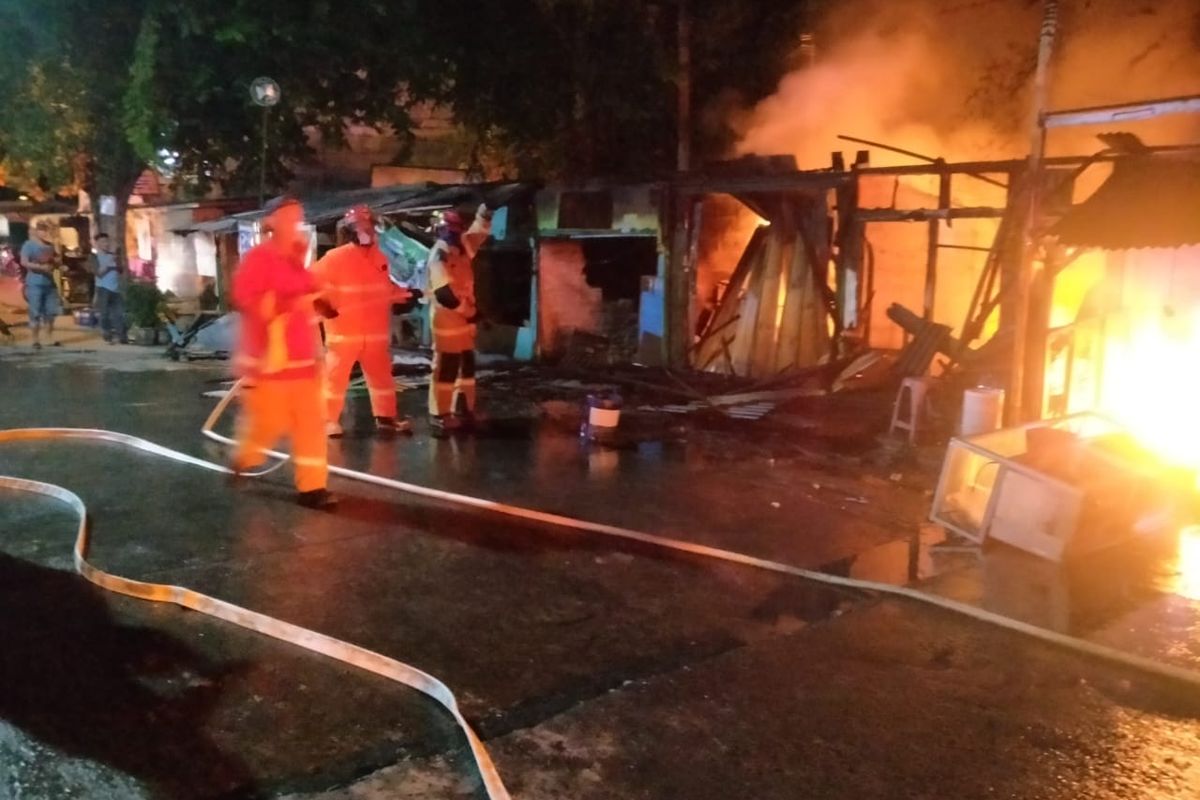 Kebakaran di empat kios di Bekasi Senin (28/2/2022) dini hari