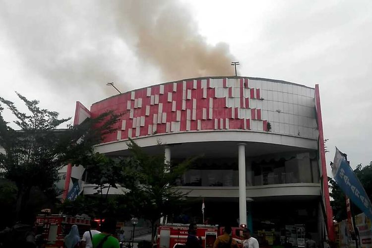 Swalayan Aneka Jaya Kendal Saat Terbakar. KOMPAS.COM/SLAMET PRIYATIN