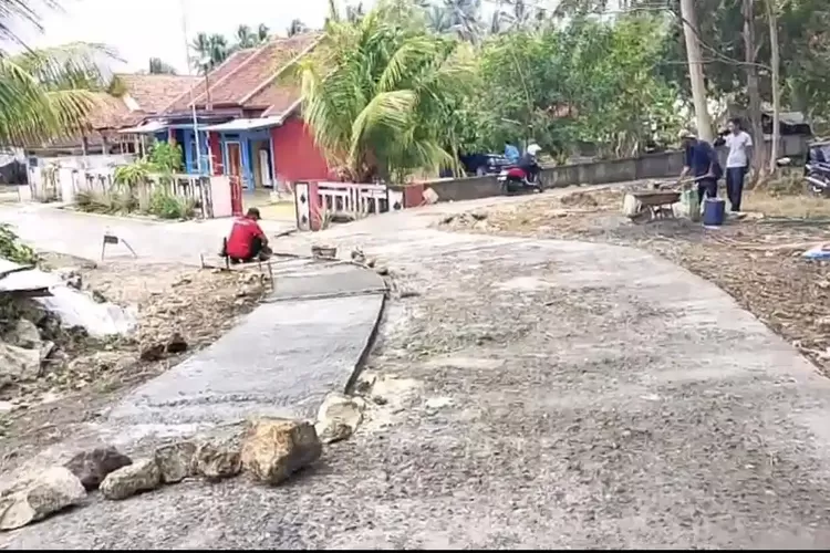 6 Tahun Jalan Rusak, Warga Pangandaran Patungan hingga Utang ke Toko Material