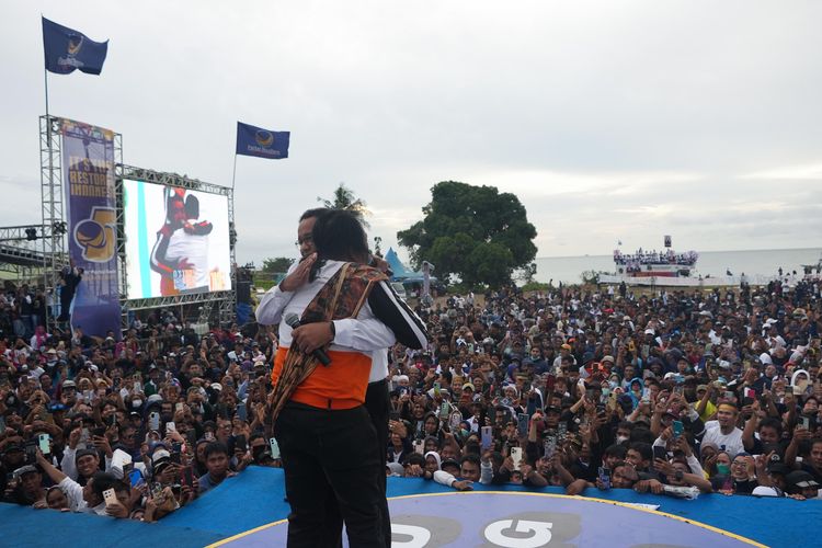 Capres nomor urut 1, Anies Baswedan berpelukan dengan nelayan saat kampanye di Parepare, Sulawesi Selatan, Selasa (6/2/2024).