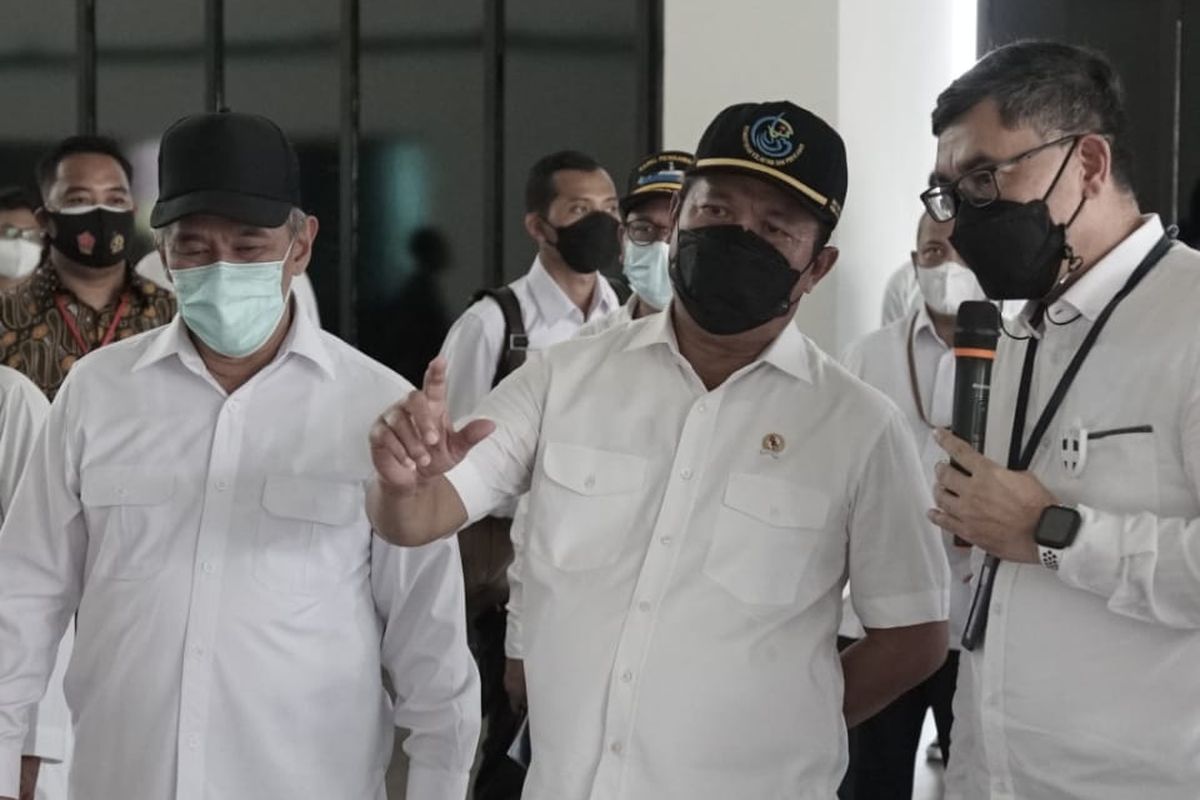 Menteri Kelautan dan Perikanan (KP) Sakti Wahyu Trenggono saat meninjau lokasi Pangandaran Integrated Aquarium and Marine Research Institute (PIAMARI) di Kompleks Pangkalan Pendaratan Ikan (PPI) Cikidang, Kabupaten Pangandaran, Jawa Barat (Jabar), Senin (3/5/2021).