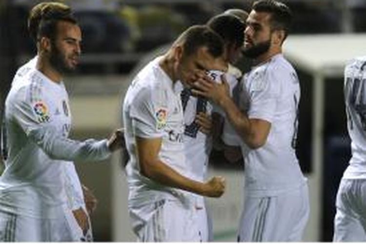 Gelandang Real Madrid asal Rusia, Denis Cheryshev (tengah), melakukan selebrasi setelah mencetak gol ke gawang Cadiz pada leg pertama babak 32 besar Copa del Rey di Ramon de Carranza, Rabu (2/12/2015).