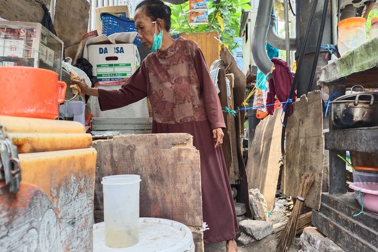 Samiyah (70) nenek lansia yang berjualan kopi dan tidur di lemari