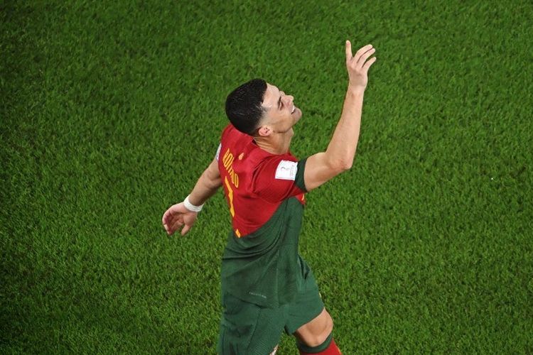 Cristiano Ronaldo merayakan golnya dalam pertandingan Portugal vs Ghana pada laga Grup H Piala Dunia 2022 di Stadium 974, Doha, Qatar, Kamis (24/11/2022). Artikel ini berisi susunan pemain Portugal vs Uruguay. (Foto oleh Kirill KUDRYAVTSEV / AFP)