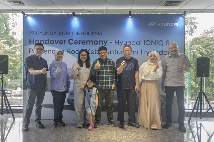 PT Hyundai Motor Indonesia (HMID) melakukan serah terima mobil listrik Hyundai Ioniq 6 kepada dua orang pemenang Roda Keberuntungan yang telah diumumkan beberapa waktu lalu.
