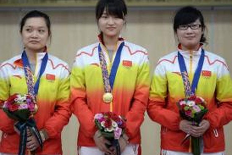 (Dari ki-ka), Trio menembak Tiongkok, Guo Enjun, Zhou Qingyuan, dan Zhang Mengyuan berpose setelah merebut medali pertama Asian Games di cabang menembak 10m putri  di Incheon, Sabtu (20/9/2014).