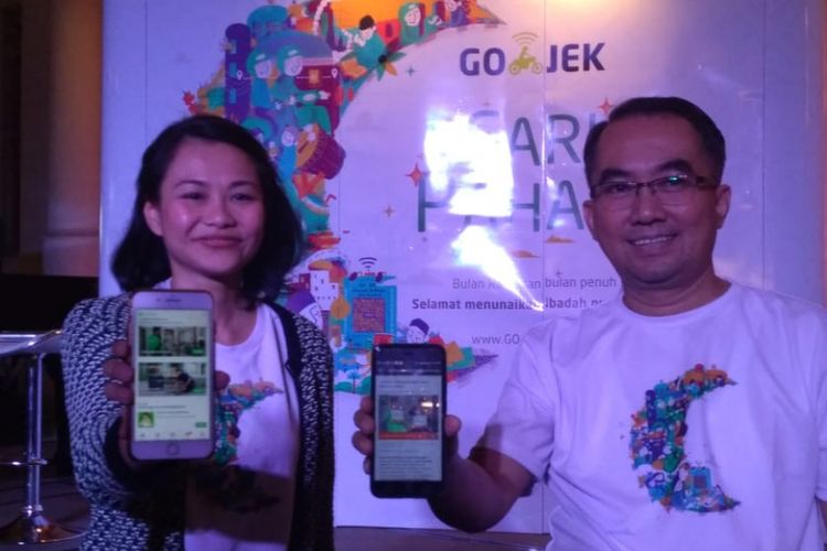 VP of Marketing Core Product Go-Jek, Pingkan Irwin dan Strategic Regional Head Go_jek Jawa Barat Zainal Abidin saat memperkenalkan program #CariPahala di Bandung.