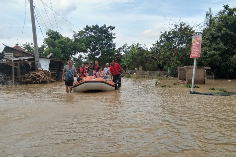 Tim SAR Gabungan tengah mengevakuasi warga korban banjir Desa Karangligar  Kecamatan Telukjambe Barat, Kabupaten Karawang, Rabu (26/2/2020).