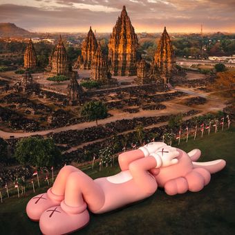 KAWS bersama AllRightReserved dan AKG Entertainment, menampilan boneka raksasa berukuran panjang 45 meter berwarna merah muda yang dinamai dengan ?Accomplice? di Candi Prambanan Yogyakarta