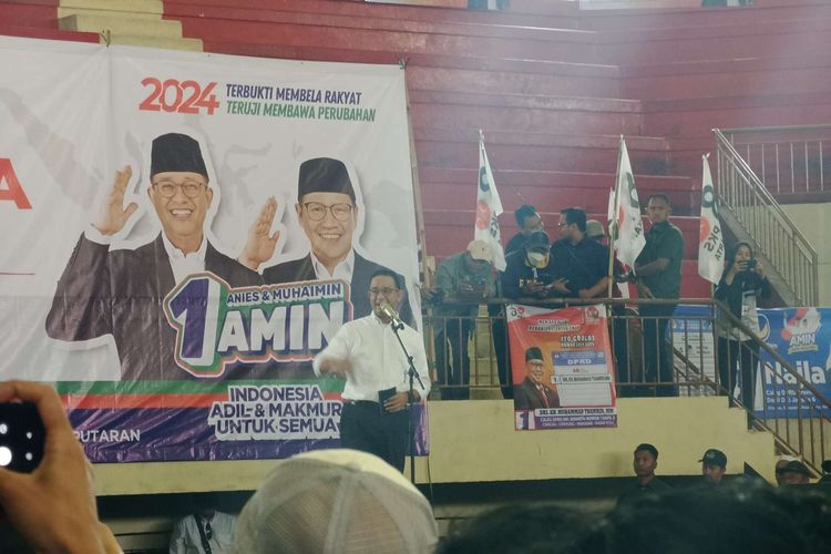 Calon presiden nomor urut 1, Anies Baswedan saat berkampanye di GOR Ciracas, Jakarta Timur, Selasa (28/11/2023).