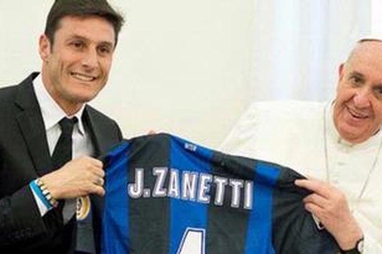 Kapten Inter Milan, Javier Zanetti, memberikan cendera mata berupa kostumnya, kepada Paus Franskus, di Vatikan, Rabu (24/4/2013).