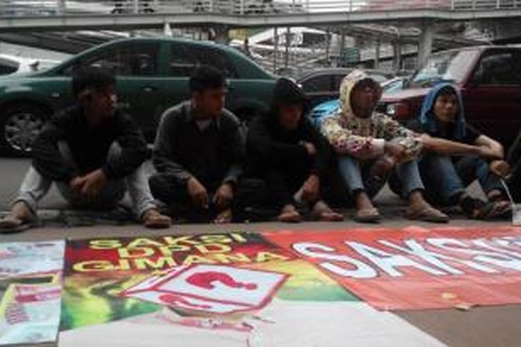 Pengunjuk rasa yang menamakan diri Koalisi Calon DPD berunjuk rasa di depan Kantor Badan Pengawas Pemilihan Umum (Bawaslu), Senin (3/2/2014). Mereka menolak pembiayaan honor saksi partai politik (parpol) oleh negara.