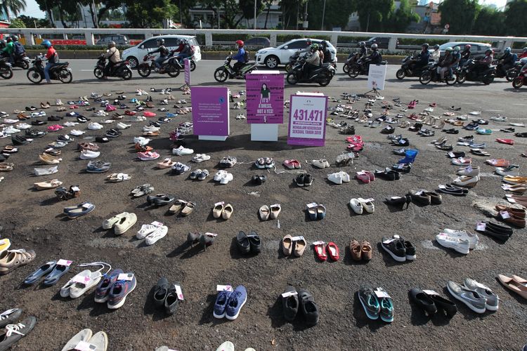 Sepatu-sepatu yang menjadi bagian demo diam The Body Shop Indonesia ini adalah simbol permulaan untuk mendorong agar Rancangan Undang-Undang Penghapusan Kekerasan Seksual (RUU PKS) segera disahkan.