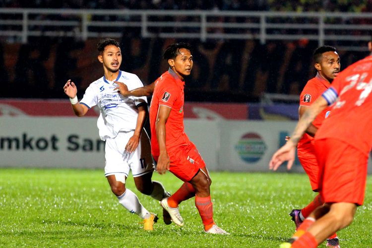 Pemain Arema FC Gian Zola dijaga ketat pemain Borneo FC Hendro Siswanto saat pertandingan leg kedua Final Piala Presiden 2022 yang berakhir dengen skor 0-0 di Stadion Segiri Samarinda, Minggu (17/7/2022) malam.