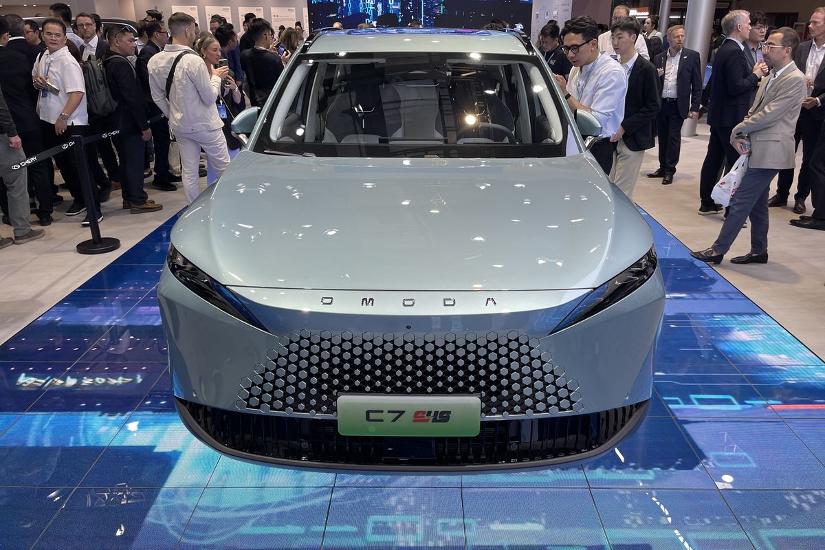Omoda C7 SHS di Booth Chery Automobile pada Auto Shanghai 2025