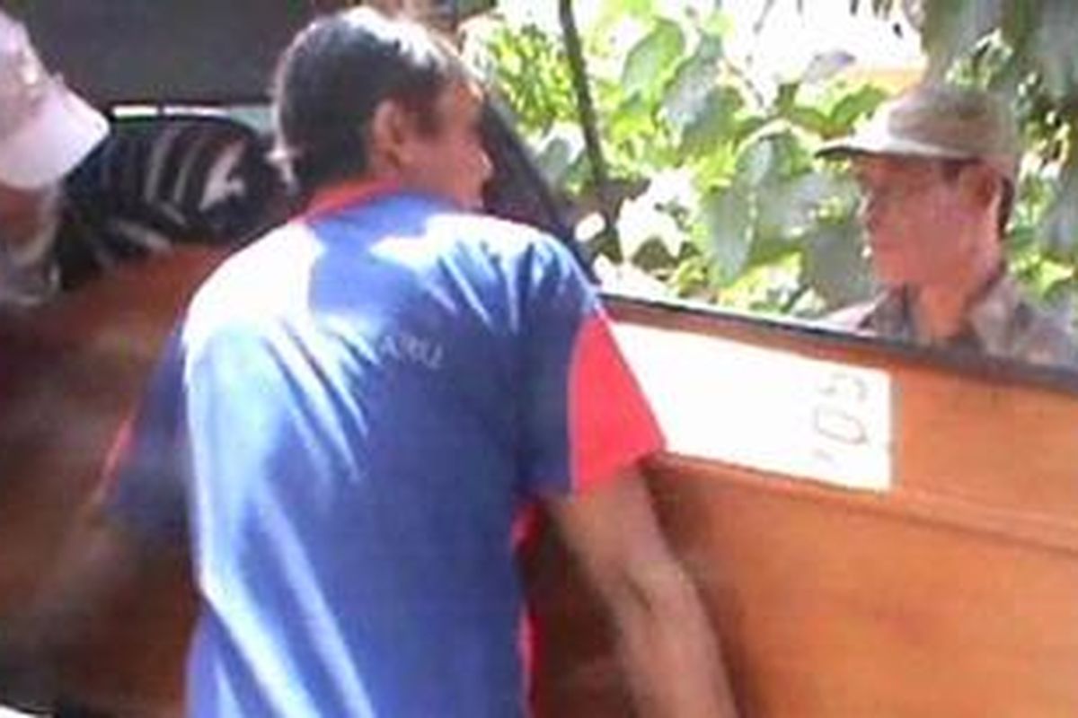 Keluarga mengangkat peti jenazah Eko Setiawan, warga Kayen Kidul, Kabupaten Kediri, Jawa Timur, salah satu korban kecelakaan bus Harapan Jaya di Trosobo, Sidoarjo, Selasa (7/8/2012) dini hari. 