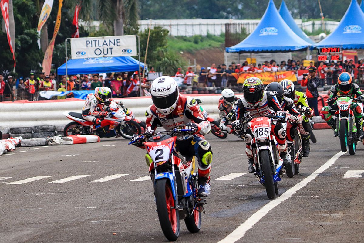 Persaingan sengit para pebalap untuk menempati posisi pertama pada gelaran pamungkas Honda Dream Cup 2019 di Cimahi, Jawa Barat (24/11/2019). 