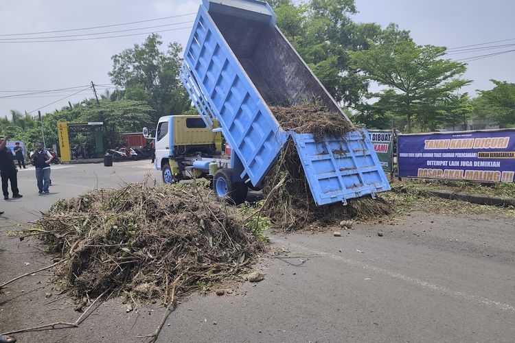 Warga di Bangkalan menutup jalan. Mereka menaruh tanah di tengah jalan sehingga akses utama terganggu.