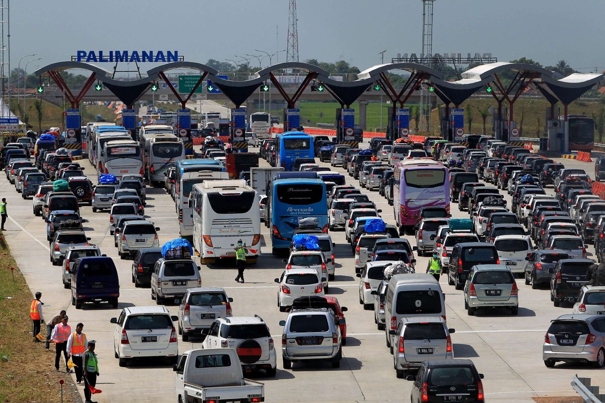 Ilustrasi kepadatan kendaraan di gerbang pintu keluar Tol Palimanan. Cek perbandingan perkiraan biaya mudik dari Jakarta ke Solo dengan mobil pribadi, bus, dan kereta api.
