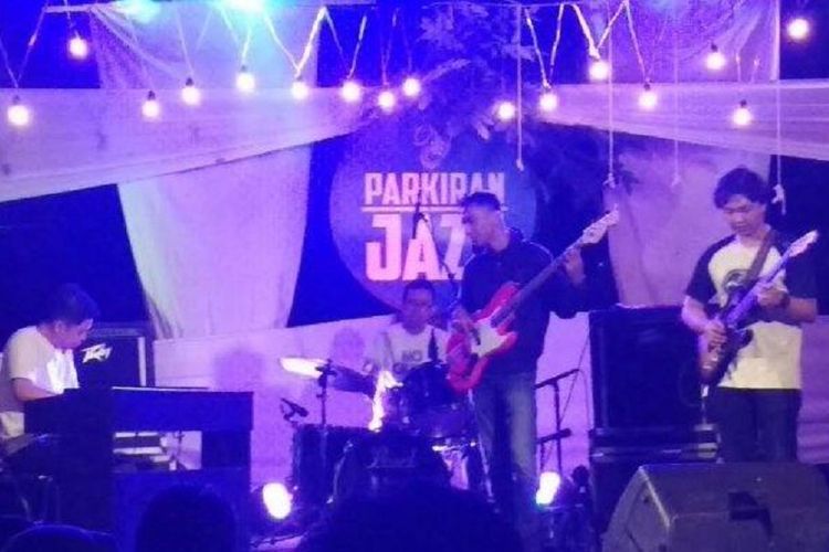 Aditya Ong Quartet tampil dalam acara Parkiran Jazz di Universitas Negeri  Sebelas Maret (UNS), Solo, Kamis (22/11/2018).