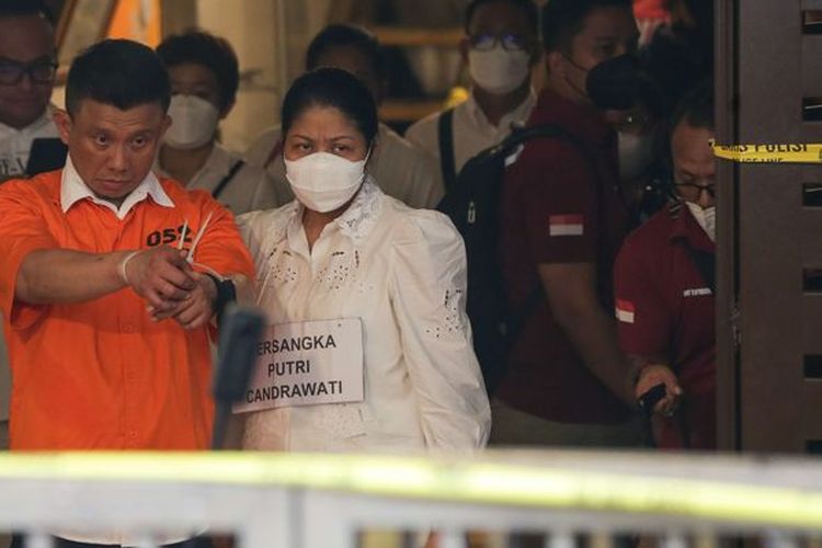 Tersangka Ferdy Sambo dan Putri Candrawathi saat menjalani rekonstruksi kasus pembunuhan Brigadir J di rumah dinas Ferdy Sambo, Duren Tiga, Jakarta Selatan, Selasa (30/8/2022). Tim Khusus (Timsus) Polri menggelar rekonstruksi kasus pembunuhan berencana Brigadir J atau Nofriansyah Yosua Hutabarat.