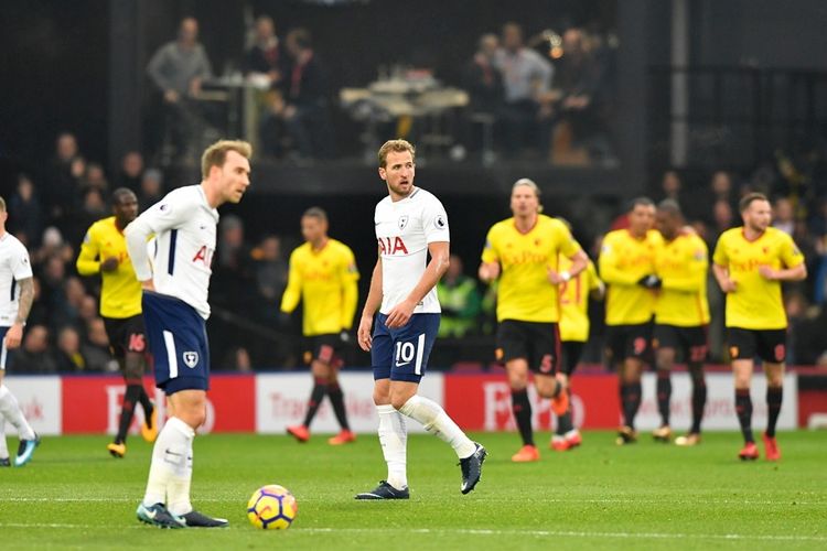 Ekspresi dua bintang Tottenham Hotspur, Christian Eriksen (kiri) dan Harry Kane, melihat gawang timnya berhasil dibobol Watford dalam laga Liga Inggris 2017-2018 di Stadion Vicarage Road, Watford, Inggris, pada Sabtu (2/12/2017). 