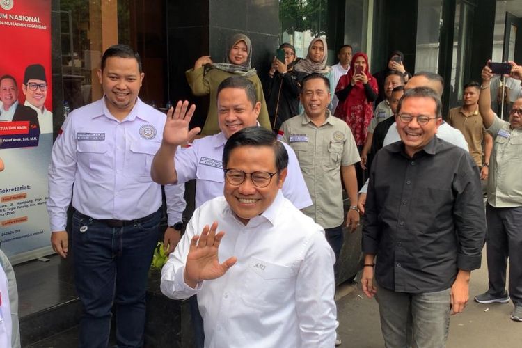 Cawapres nomor urut 1 Muhaimin Iskandar dan Wasekjen PKB Syaiful Huda di kawasan Mampang, Jakarta Selatan, Selasa (20/2/2024). 
