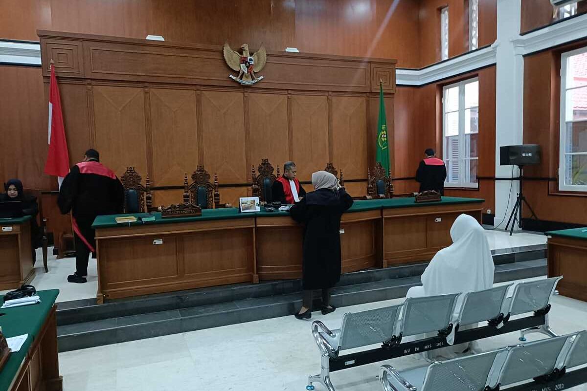 Terdakwa Mira Hayati yang duduk di kursi pesakitan di ruang sidang utama Harifin A Tumpa, PN Makassar, saat agenda pemeriksaan saksi, Selasa (18/3/2025).